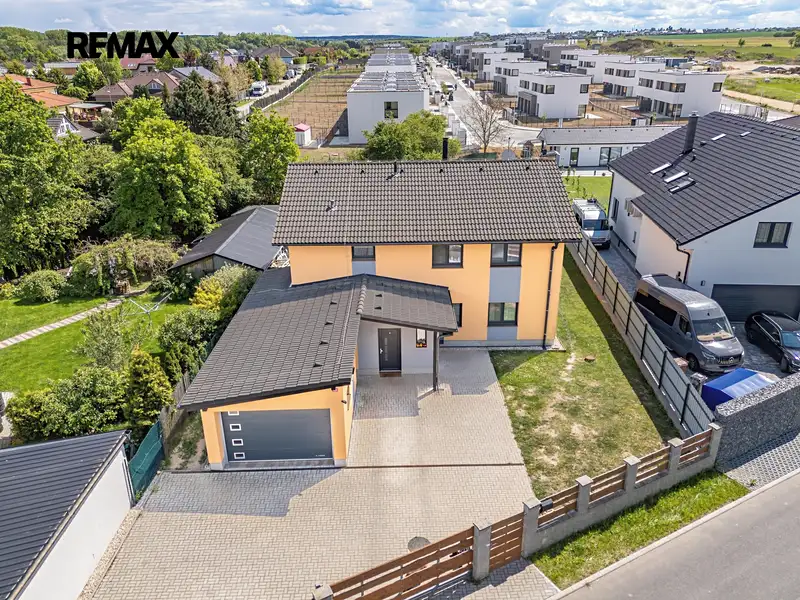 Prodej rodinného domu 239 m², pozemek 1199 m², Květnice – náhled fotky 1
