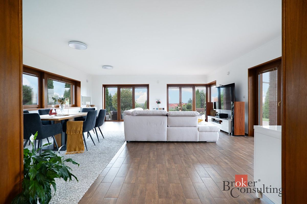 Prodej rodinného domu 288 m², pozemek 867 m² – fotografie 4