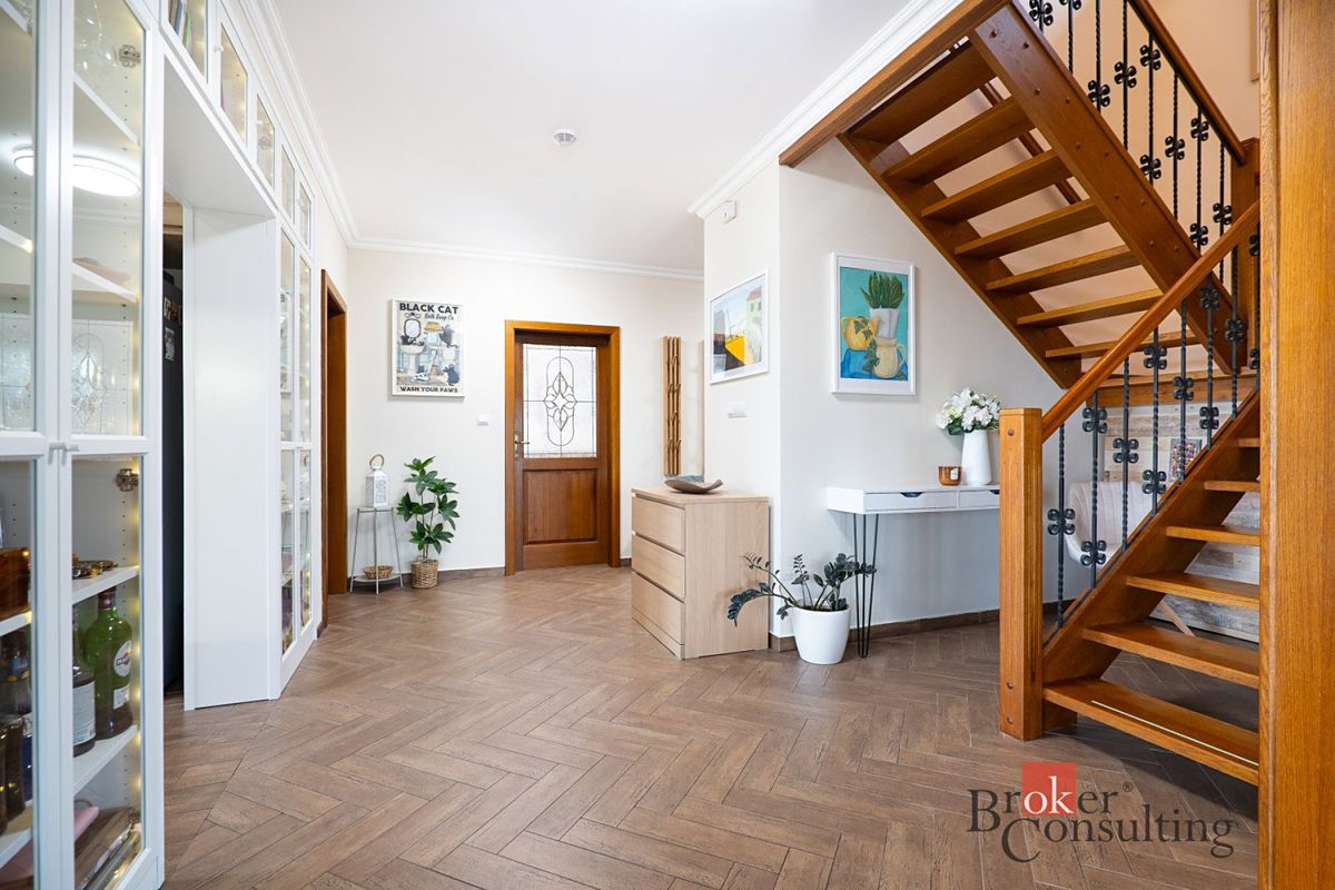 Prodej rodinného domu 288 m², pozemek 867 m² – fotografie 5