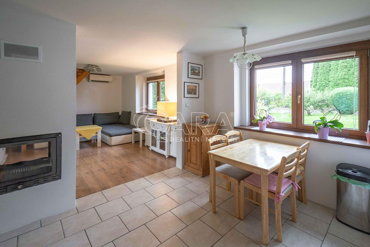 Prodej rodinného domu 204 m², pozemek 919 m² – fotografie 2