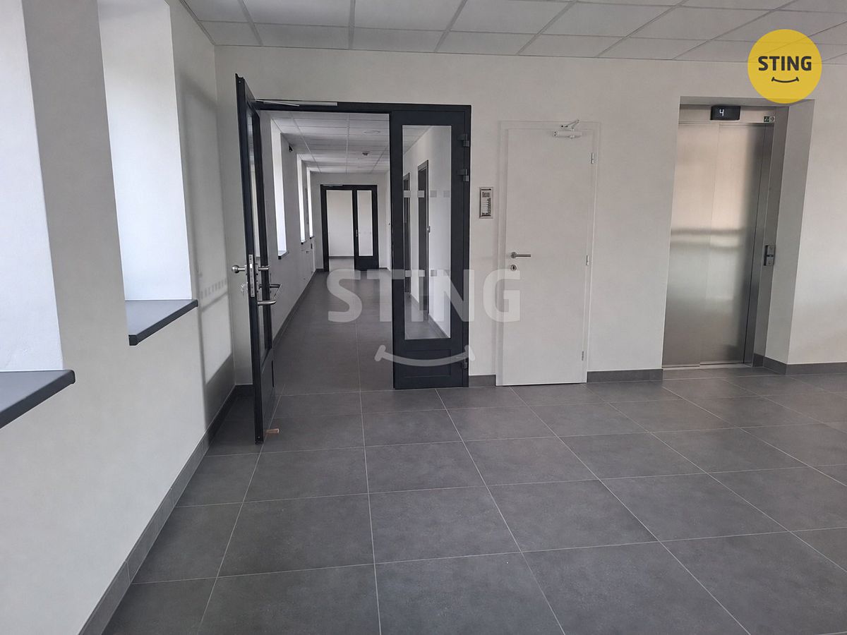 Pronájem kanceláře 247 m² – fotografie 2