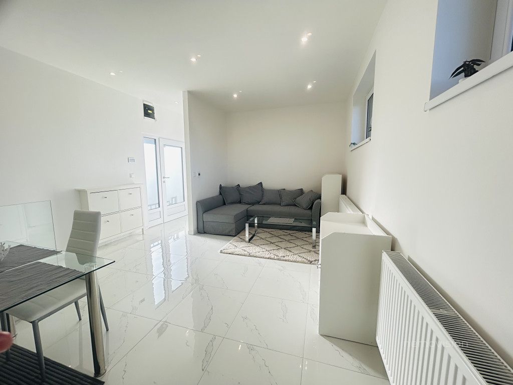 Pronájem bytu 2+kk 55 m² – fotografie 3