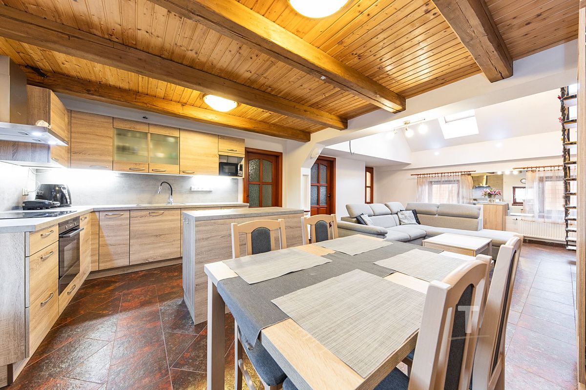 Prodej rodinného domu 416 m², pozemek 690 m² – fotografie 2