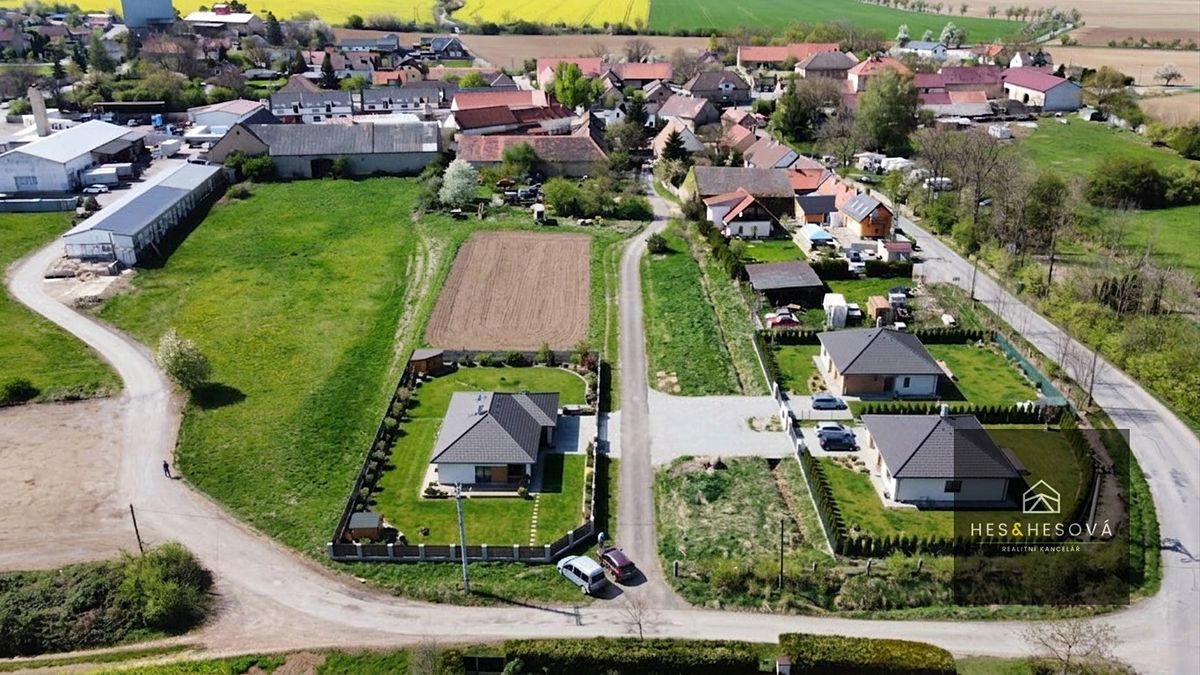 Prodej stavebního pozemku 805 m², Vysoký Újezd – fotka 1 z 3