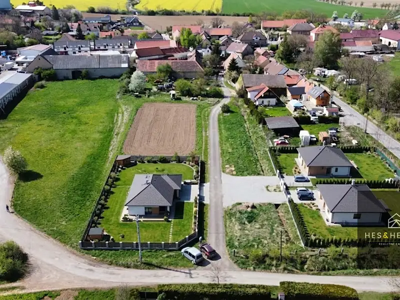 Prodej stavebního pozemku 805 m², Vysoký Újezd – náhled fotky 1