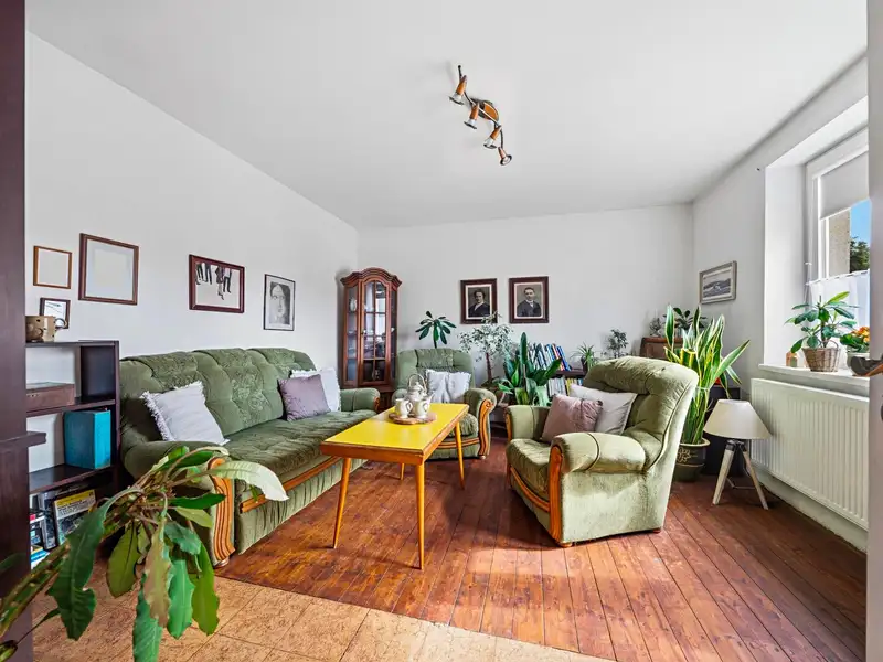 Prodej rodinného domu 228 m², pozemek 842 m², Holice – náhled fotky 2