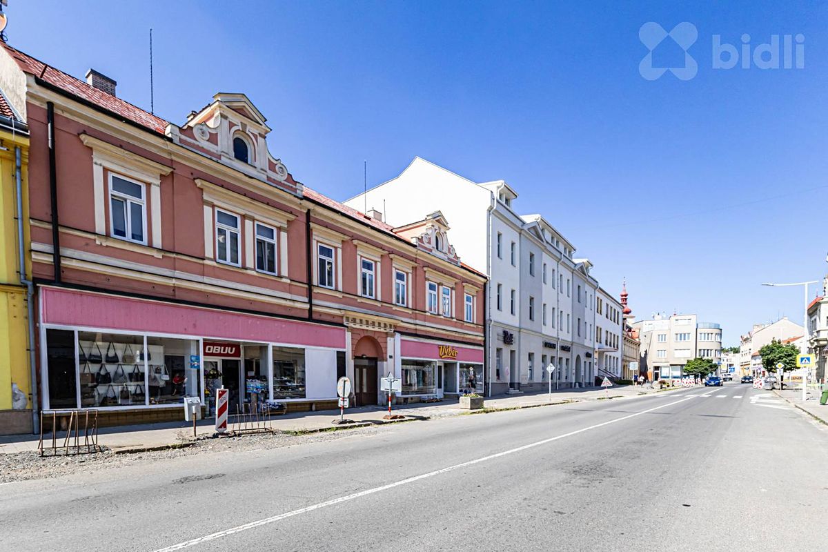 Prodej rodinného domu 810 m², pozemek 1349 m² – fotografie 2