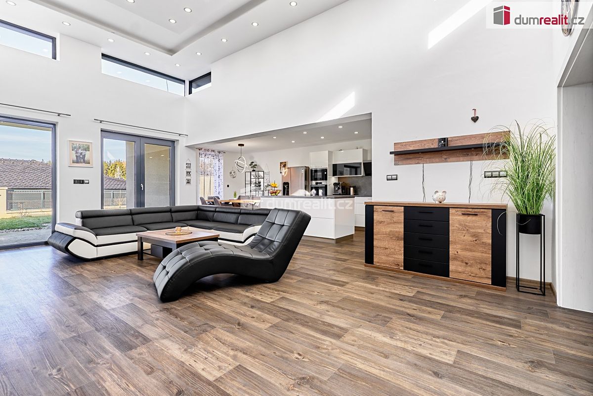 Prodej rodinného domu 136 m², pozemek 857 m² – fotografie 2