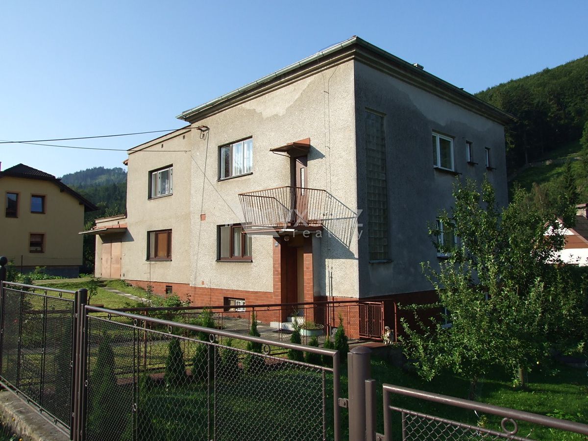 Prodej rodinného domu 240 m², pozemek 1032 m² – fotografie 2