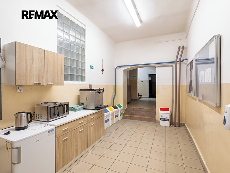 Prodej komerčního prostoru, 1 115 m² (15 z 46)