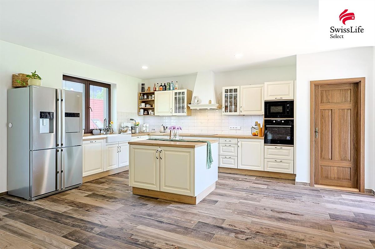 Prodej rodinného domu 223 m², pozemek 1271 m² – fotografie 2