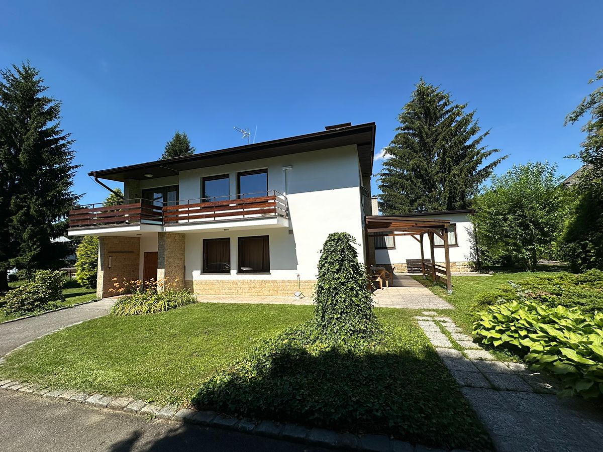 Prodej rodinného domu 206 m², pozemek 1487 m² – fotografie 2