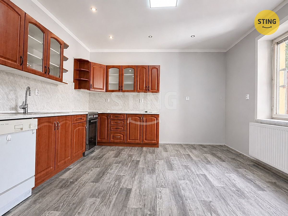 Prodej rodinného domu 280 m², pozemek 259 m² – fotografie 2
