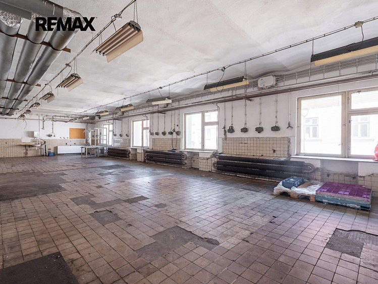Prodej komerčního prostoru, 1 115 m² (27 z 46)