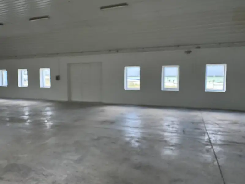 Prodej skladového prostoru 1850 m², Banín – náhled fotky 2