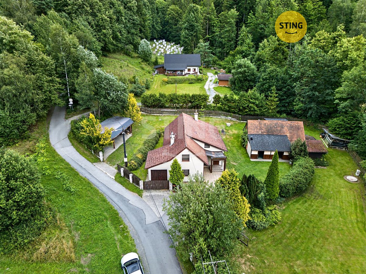 Prodej rodinného domu 225 m², pozemek 2141 m²