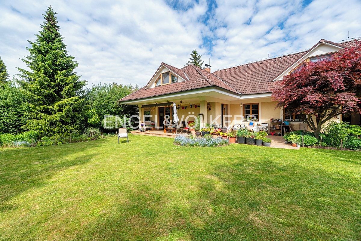 Pronájem rodinného domu 340 m², pozemek 1197 m² – fotografie 3