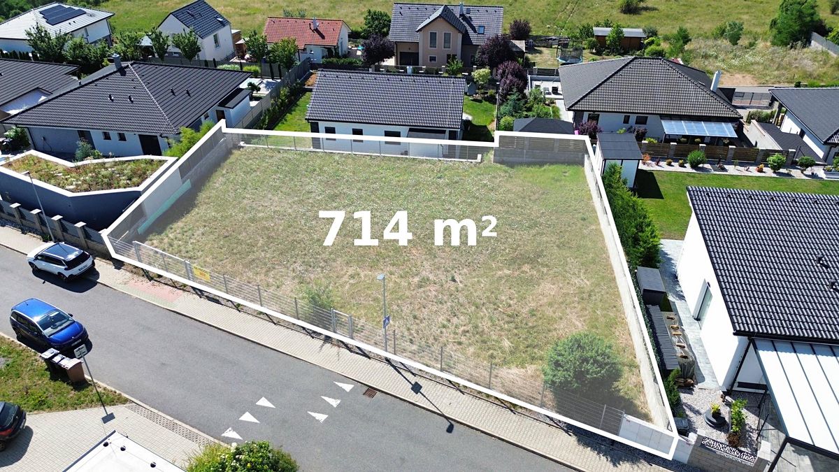 Prodej stavebního pozemku 714 m², Králův Dvůr – fotka 1 z 3