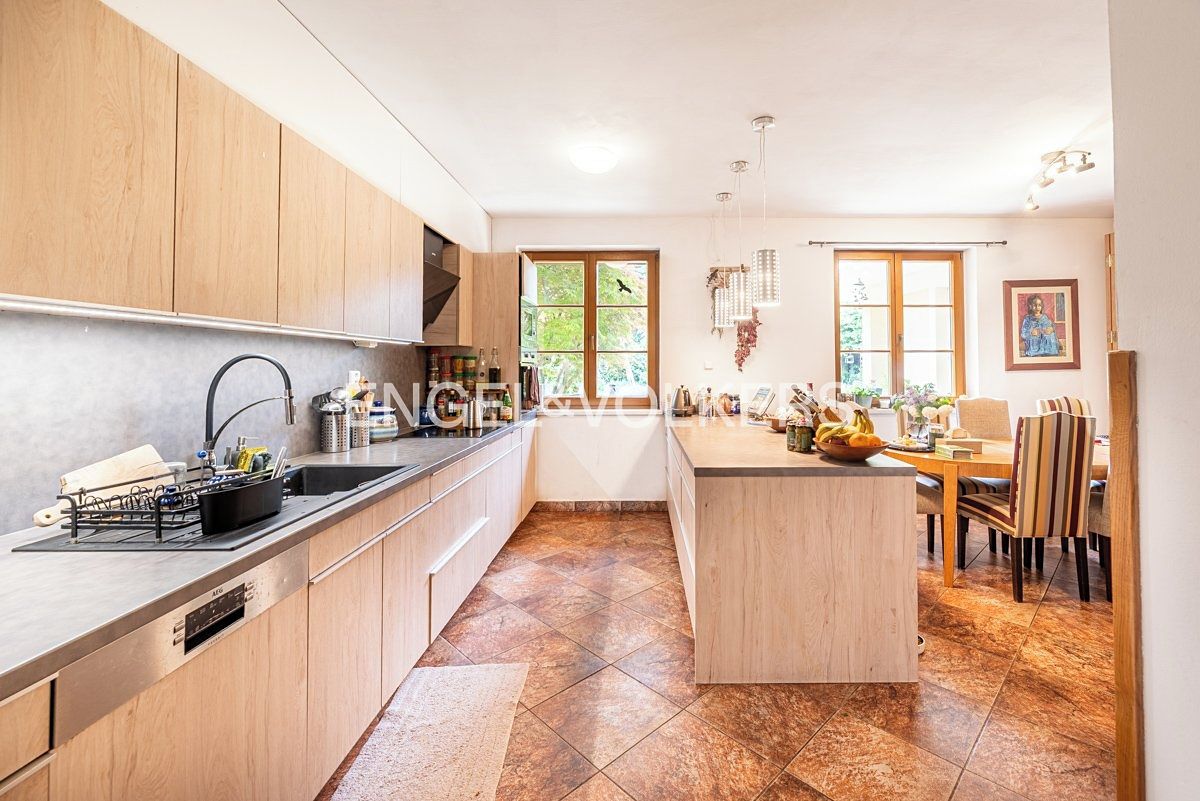 Pronájem rodinného domu 340 m², pozemek 1197 m² – fotografie 2