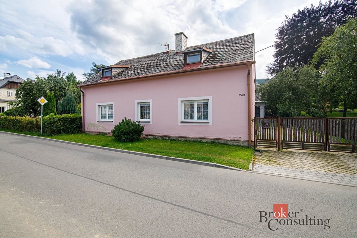 Prodej rodinného domu 161 m², pozemek 1012 m² – fotografie 2