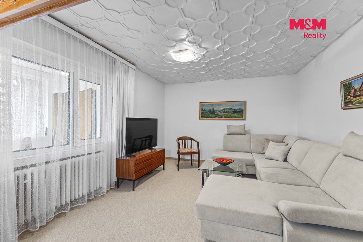 Prodej rodinného domu 245 m², pozemek 643 m² – fotografie 2
