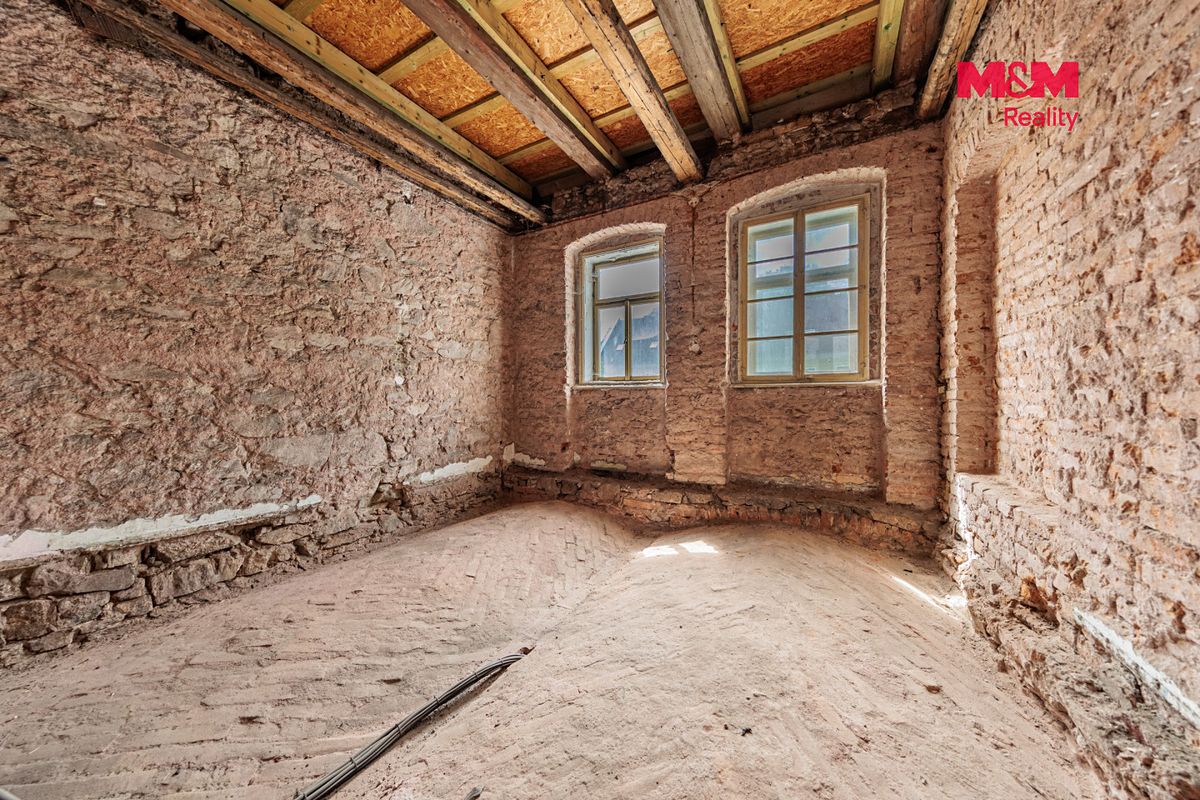 Prodej rodinného domu 348 m², pozemek 448 m² – fotografie 3