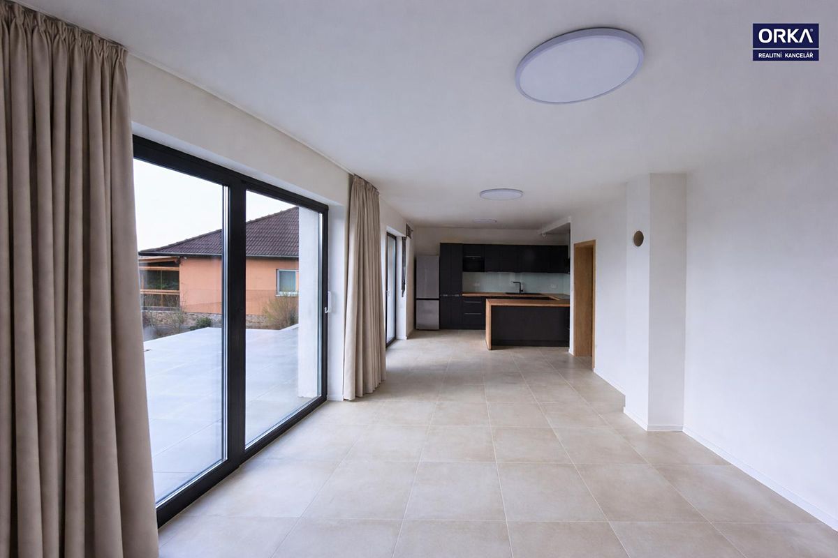 Pronájem rodinného domu 148 m², pozemek 658 m² – fotografie 2