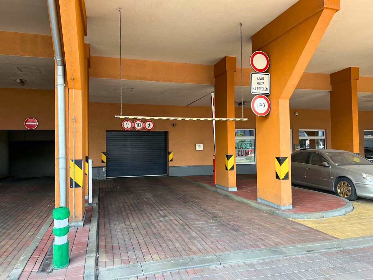 Pronájem garážového stání 12 m²