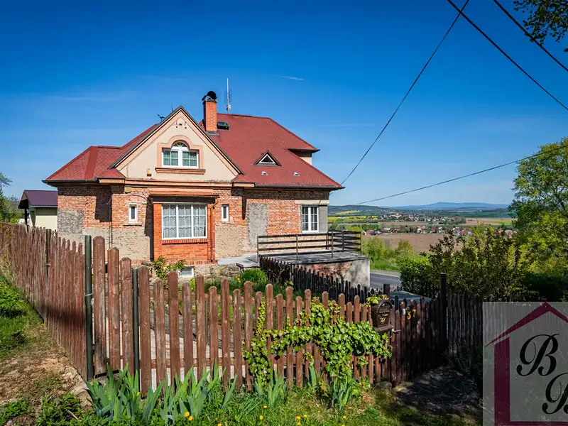 Prodej rodinného domu 219 m², pozemek 445 m², Dobrovice – náhled fotky 2