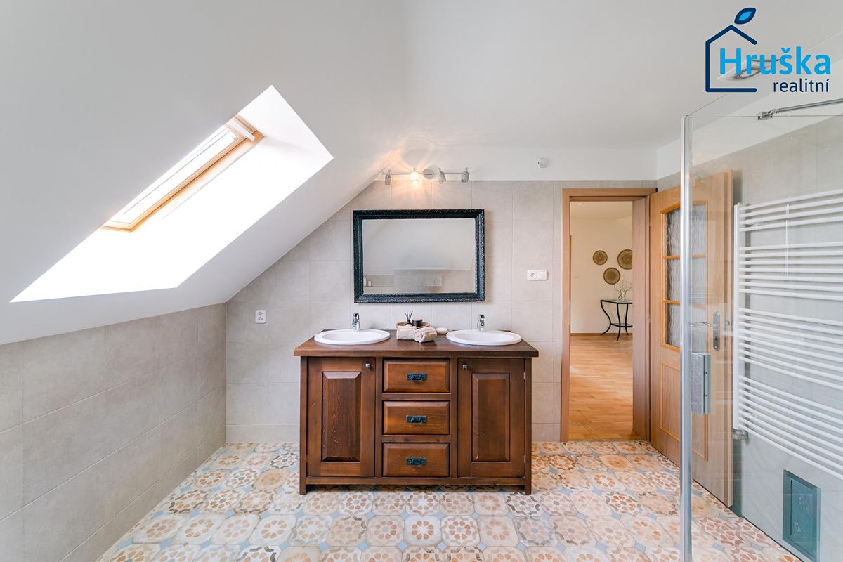 Prodej rodinného domu 196 m², pozemek 650 m² – fotografie 3