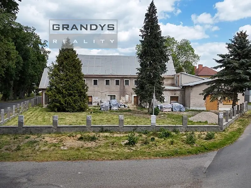 Prodej rodinného domu 630 m², pozemek 1391 m², Okna – náhled fotky 3