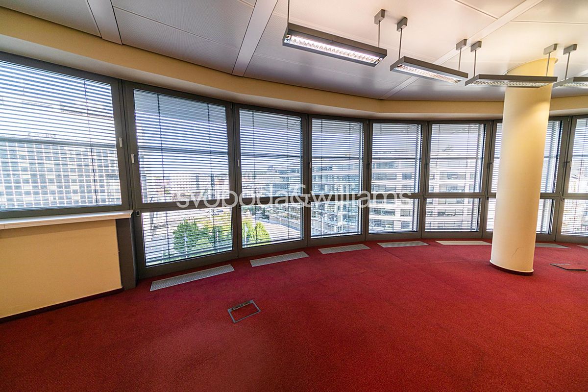 Pronájem kanceláře 574 m² – fotografie 3
