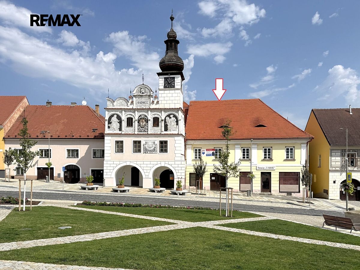 Prodej rodinného domu 426 m², pozemek 836 m² – fotografie 2