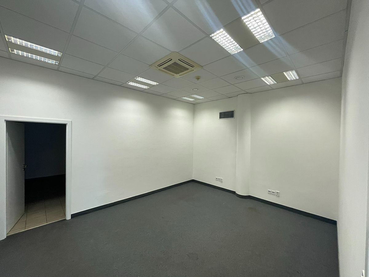 Pronájem obchodního prostoru 73 m² – fotografie 2