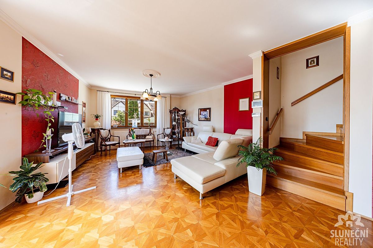 Pronájem rodinného domu 244 m², pozemek 525 m² – fotografie 4