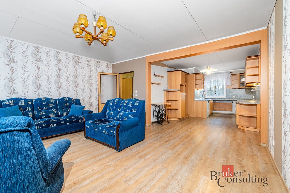 Prodej rodinného domu 202 m², pozemek 697 m² – fotografie 2