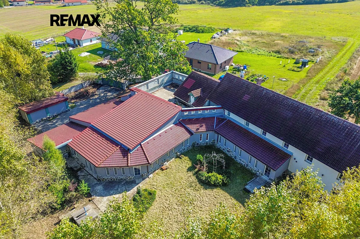 Prodej rodinného domu 952 m², pozemek 2493 m²