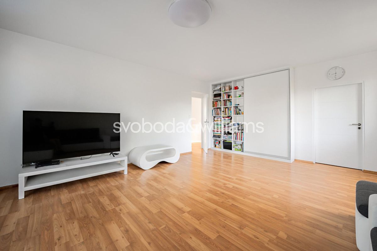 Prodej rodinného domu 184 m², pozemek 892 m² – fotografie 3
