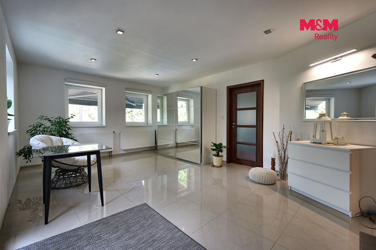 Prodej rodinného domu 341 m², pozemek 2805 m² – fotografie 3
