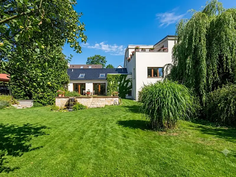 Prodej rodinného domu 308 m², pozemek 1002 m², Praha – náhled fotky 1