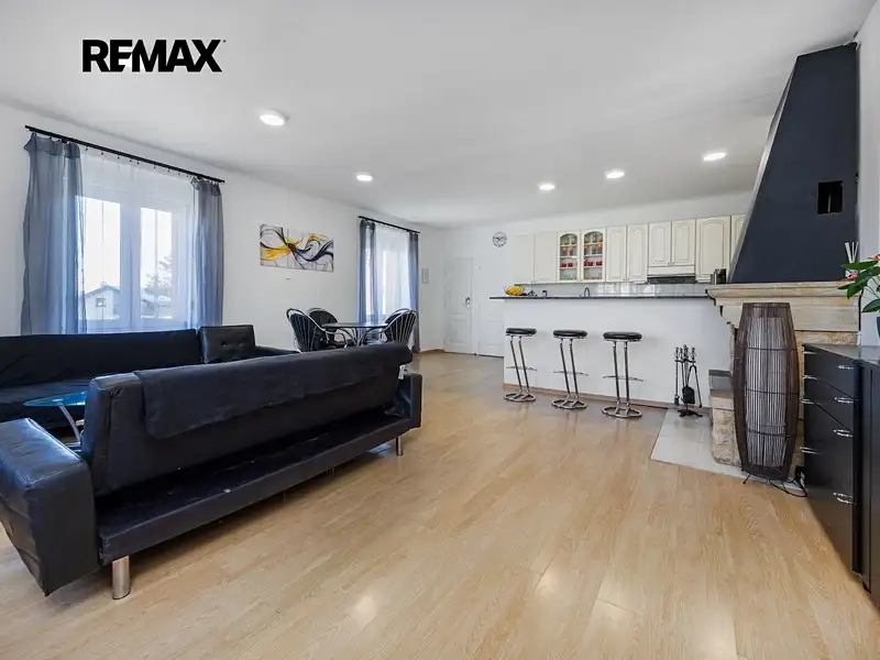 Prodej rodinného domu 246 m², pozemek 376 m², Praha – náhled fotky 2