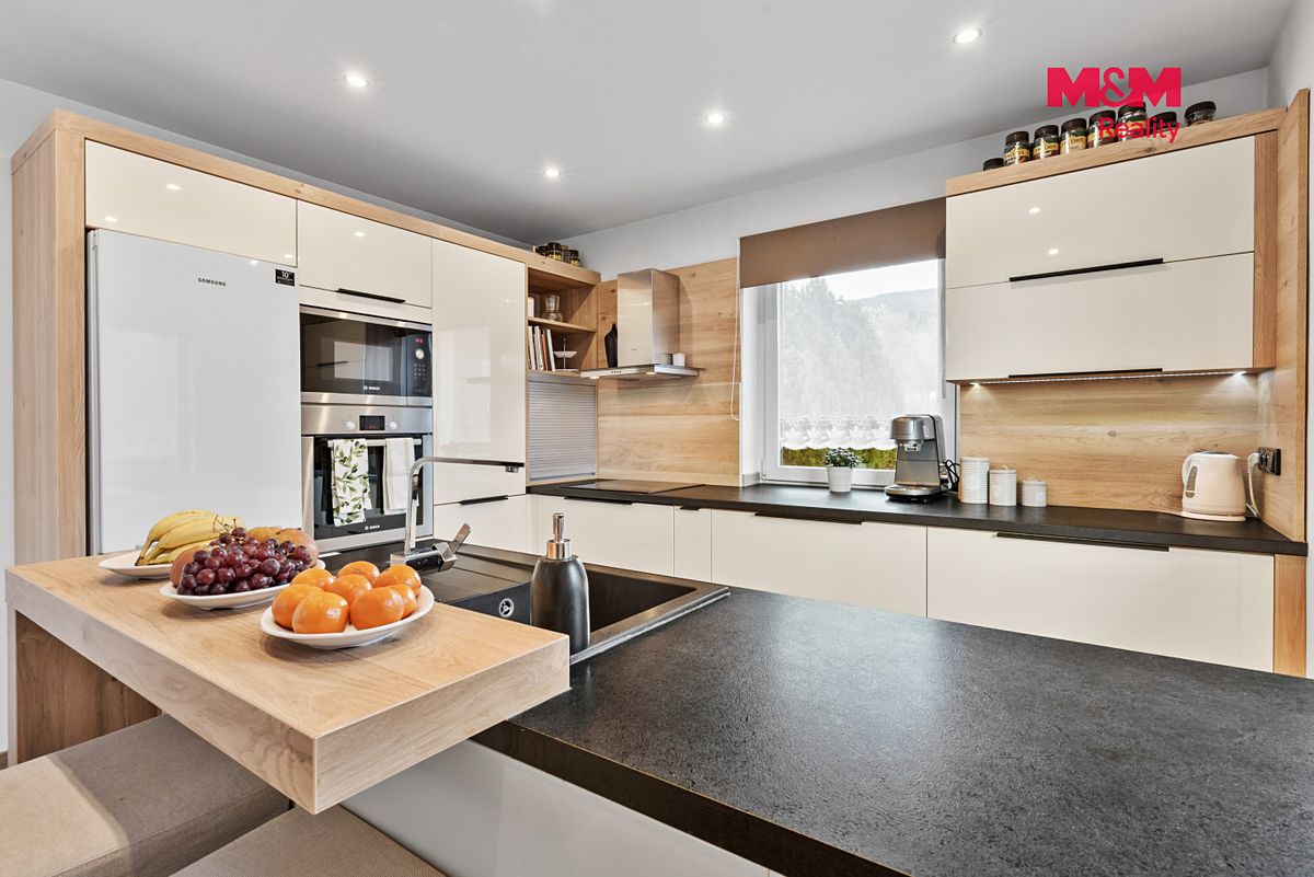 Prodej rodinného domu 212 m², pozemek 414 m² – fotografie 3