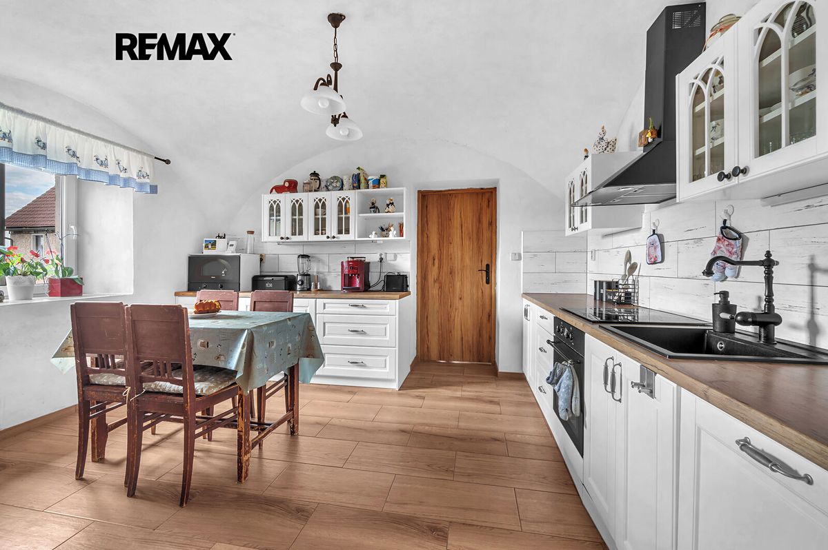 Prodej rodinného domu 237 m², pozemek 6869 m²
