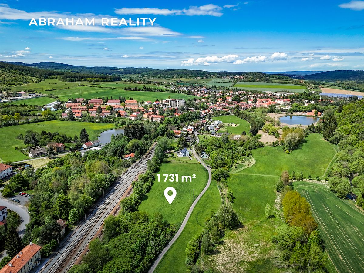 Prodej stavebního pozemku 1731 m², Jince – fotka 1 z 3