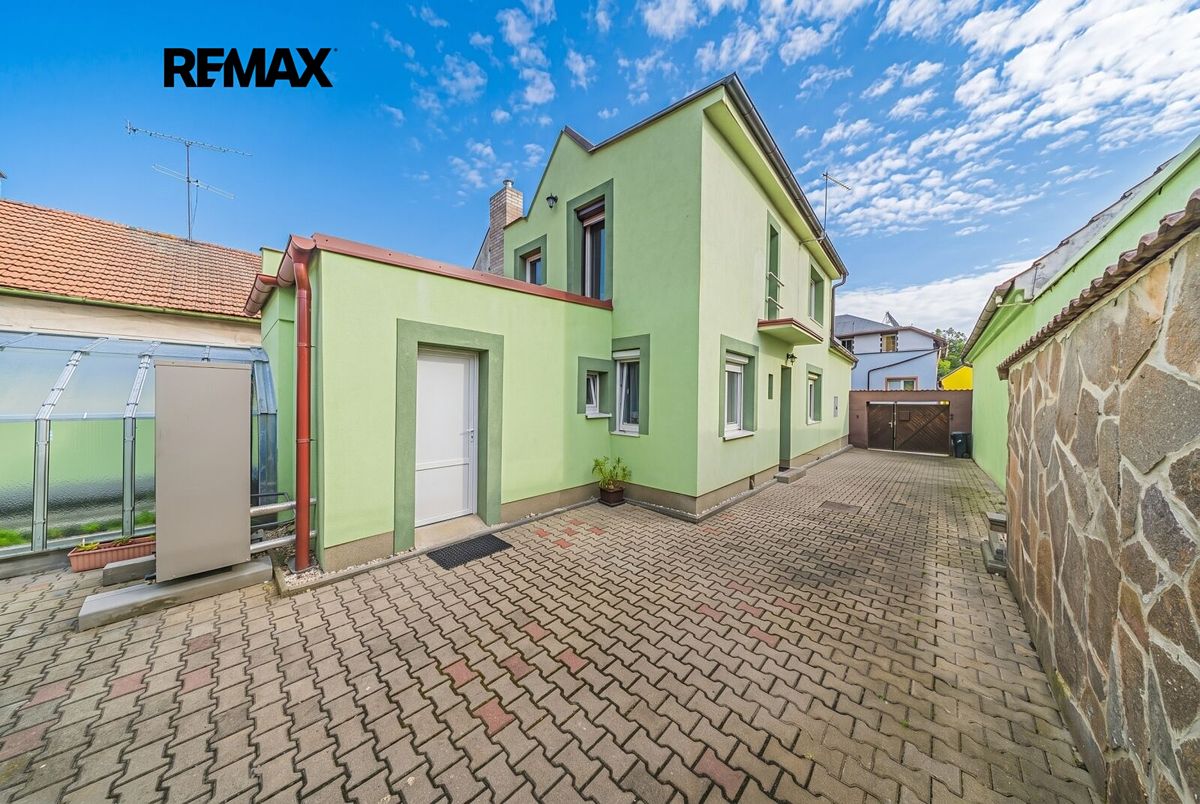 Prodej rodinného domu 161 m², pozemek 370 m² – fotografie 2