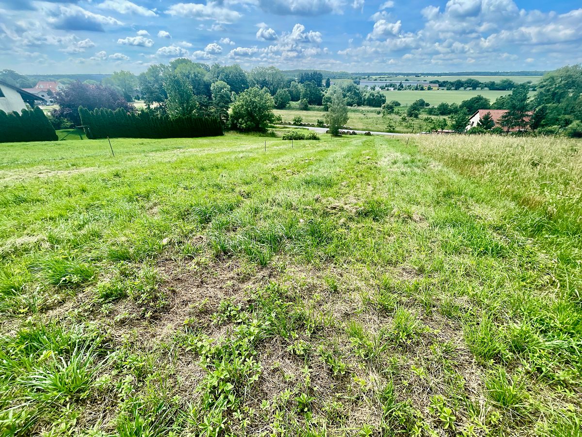 Prodej stavebního pozemku 1223 m², Tachlovice – fotka 1 z 3