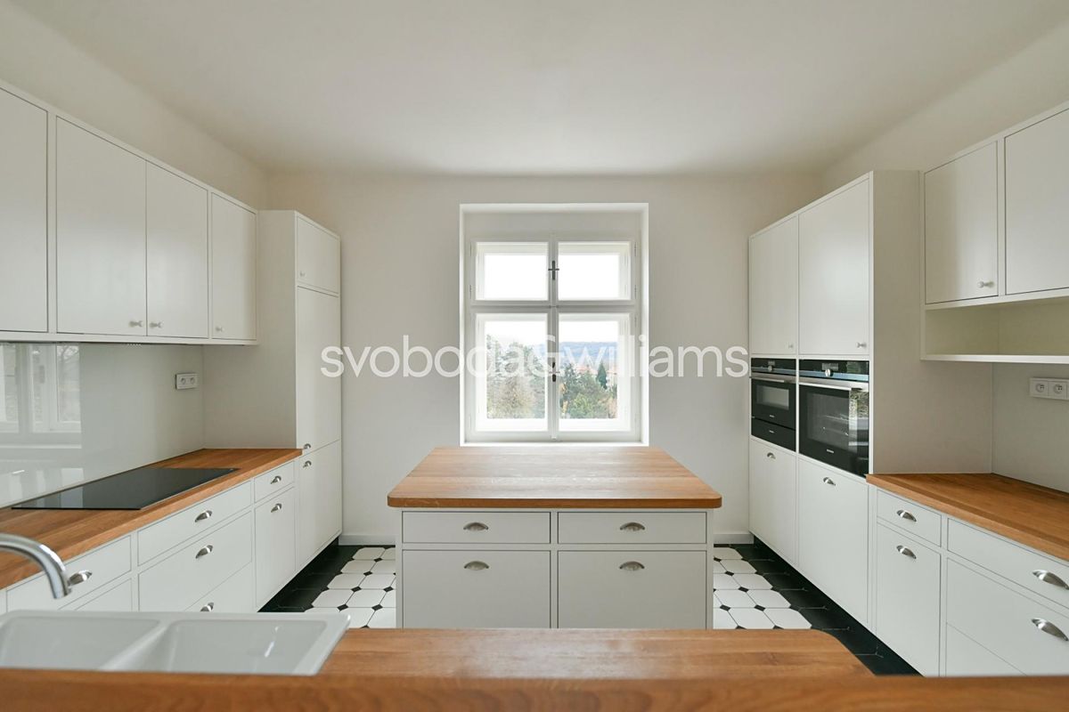 Pronájem rodinného domu 356 m², pozemek 1389 m² – fotografie 5