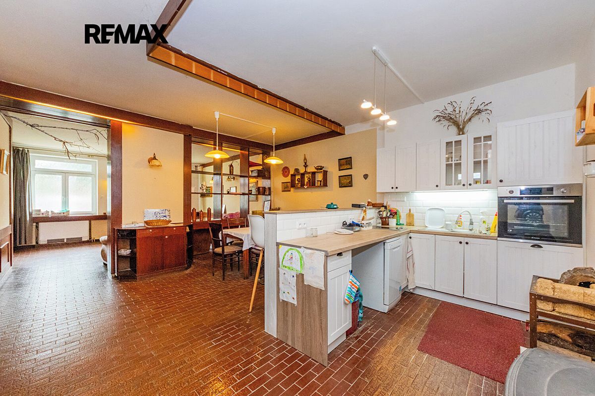 Prodej rodinného domu 344 m², pozemek 1030 m² – fotografie 2