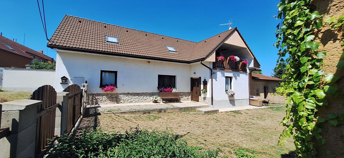 Prodej rodinného domu 208 m², pozemek 2171 m² – fotografie 2