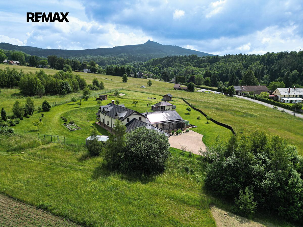 Prodej rodinného domu 280 m², pozemek 7186 m²